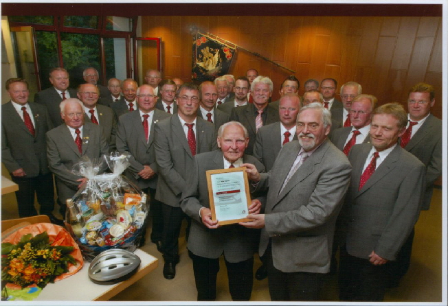 MGV 2008 - Alois Benner wird fr 80 Jahre aktives Singen geehrt